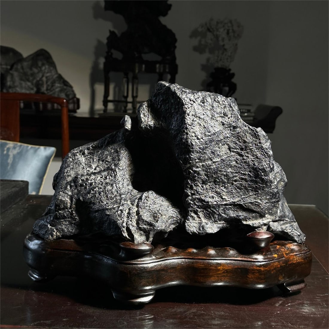 A beautiful Lingbi stone mountain: Exquisite Lingbi Shishanzi Size:L:42cmH:29cmT:20cm (The Dimensions Of All Batches Are Manually Measured.If You Need More Detailed Information, Please Contact Our Customer Service Before Bidding.)