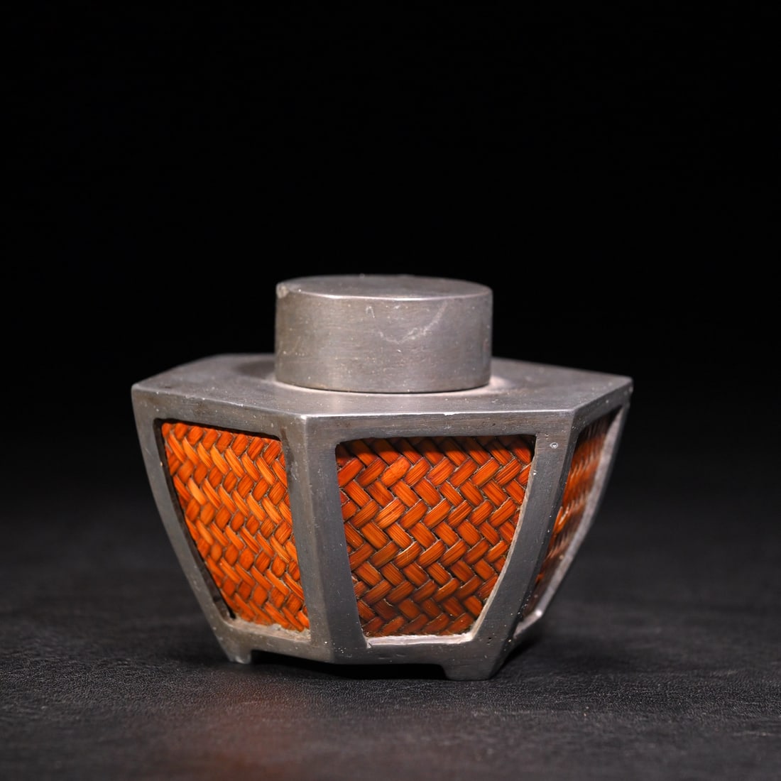 A tin tire inlaid bamboo hexagonal tea jar from the Republic of China period: A tin tire inlaid bamboo hexagonal tea jar during the Republic of China Size:H:7.3cmW:9.7cmW:549g (The Dimensions Of All Batches Are Manually Measured.If You Need More Detailed