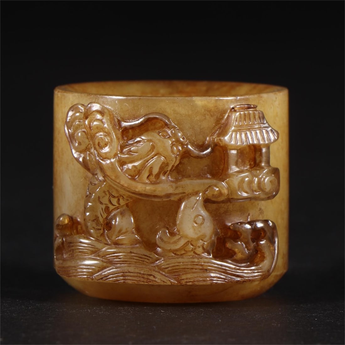 A fine Hetian jade embossed finger: Exquisite Hetian jade relief finger Size:lnsidediameter:2.2cmD:3.2cmH:2.8cmW:40g (The Dimensions Of All Batches Are Manually Measured.If You Need More Detailed Information, Please