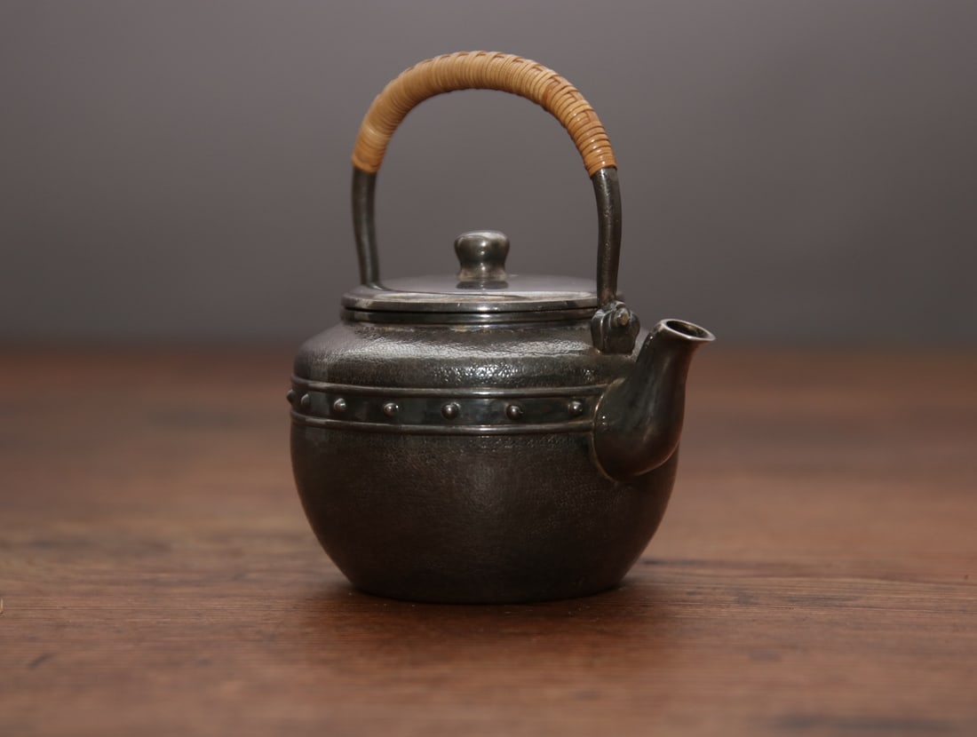 A fine Japanese silver pot - 3