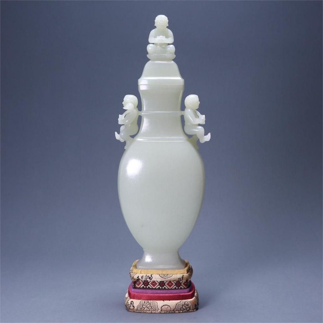 A beautiful Hetian jade boy ear jade bottle (1 of 9)