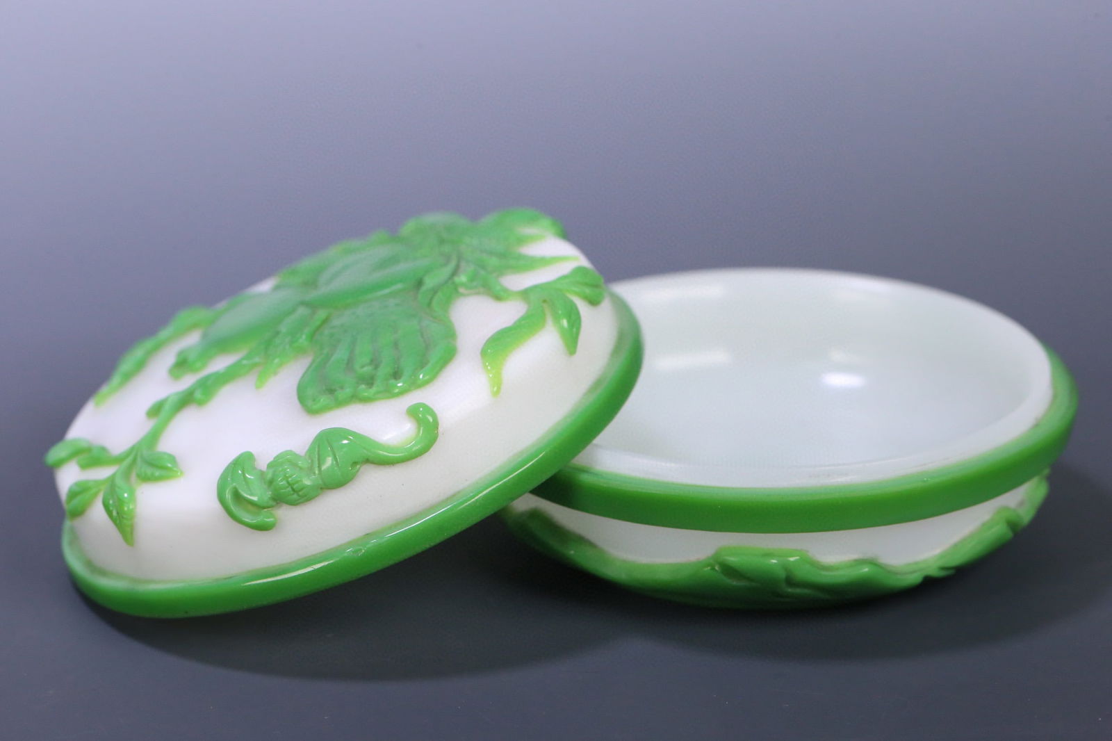 A beautiful old glass three-lid box - 4