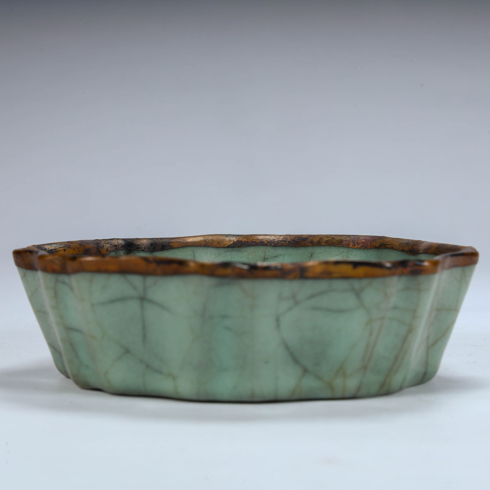 A gold-painted piece of the official kiln of the Song Dynasty is washed (1 of 9)