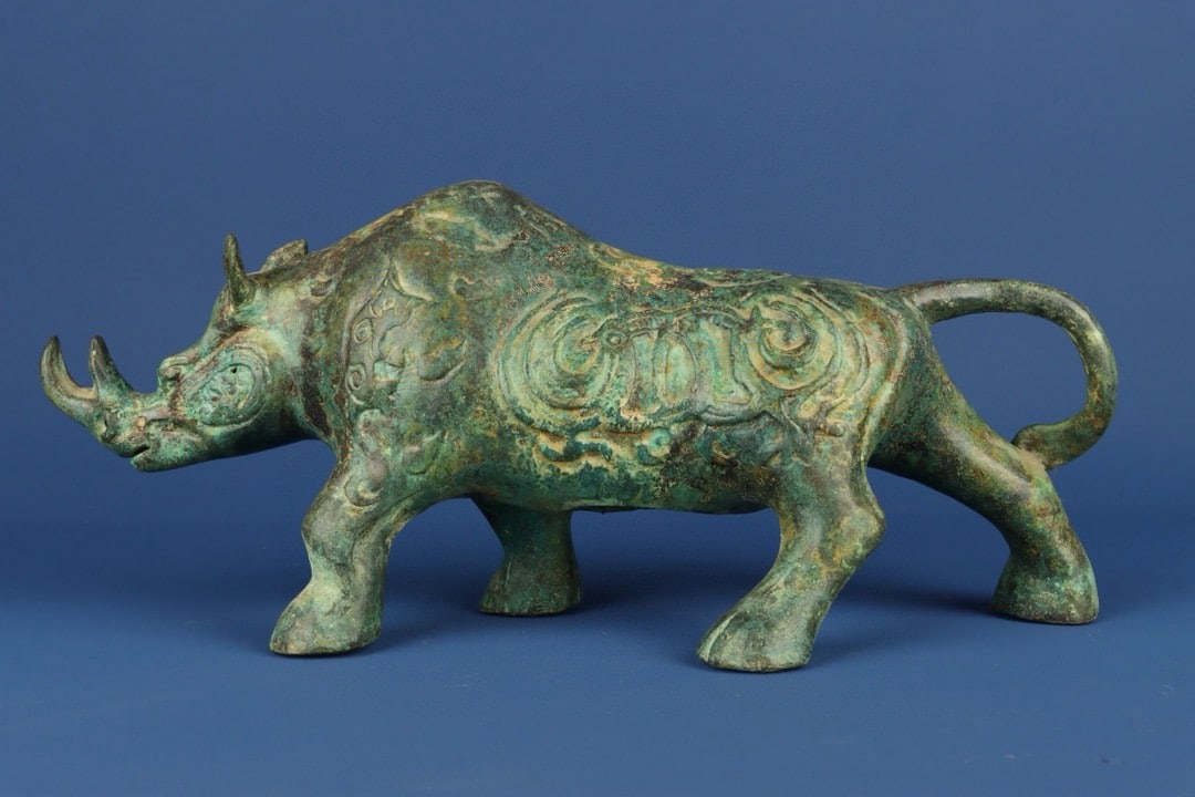 A bronze rhinoceros statue from the Spring and Autumn Period (1 of 9)