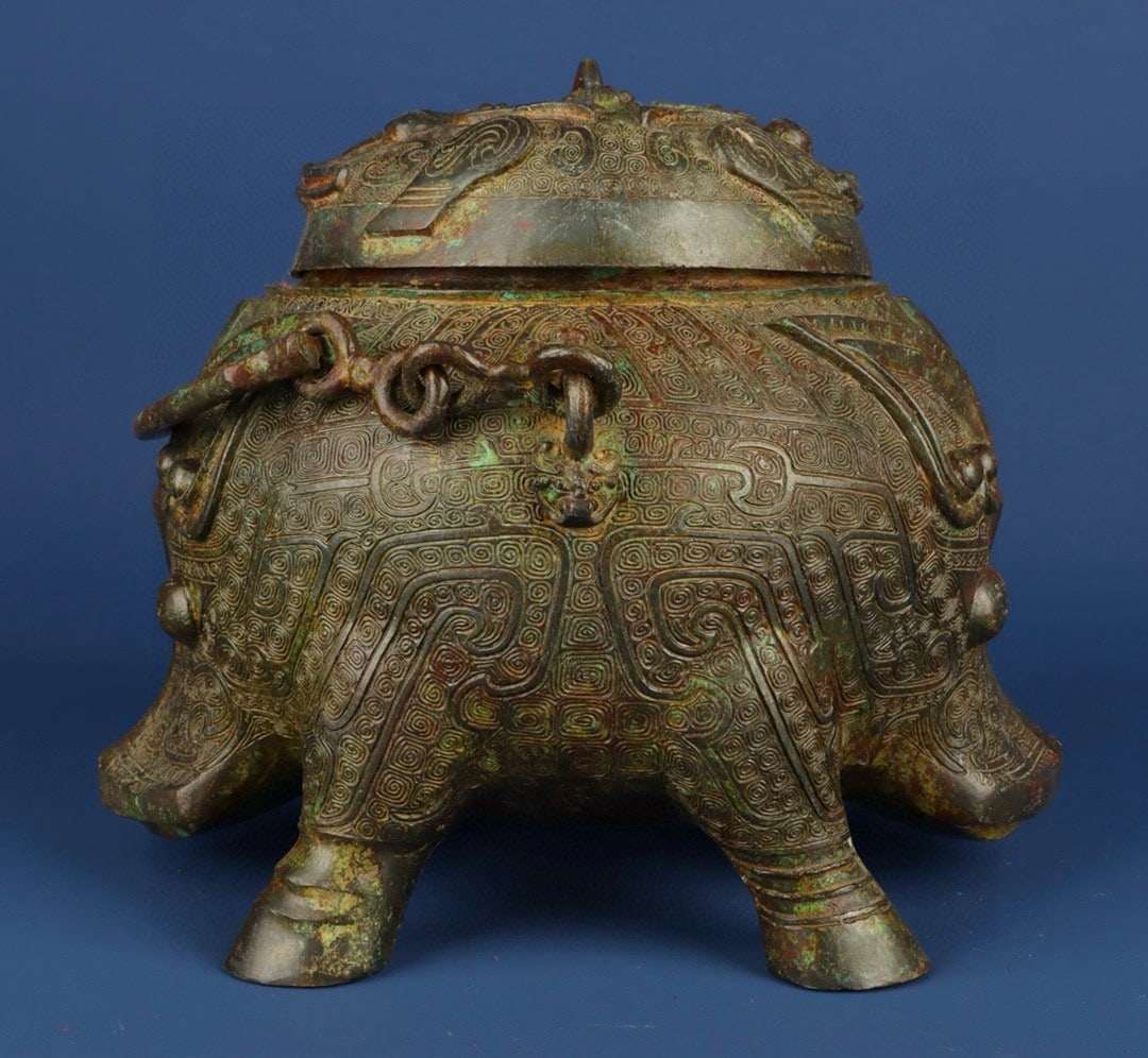 A bronze double-sided beast pattern chain from the Western Zhou Dynasty: The bronze double-sided animal pattern chain lifting beam in the Western Zhou Dynasty Size:W:5.2kgL:30cmW:26cmH:29cm (The Dimensions Of All Batches Are Manually Measured.If You Need