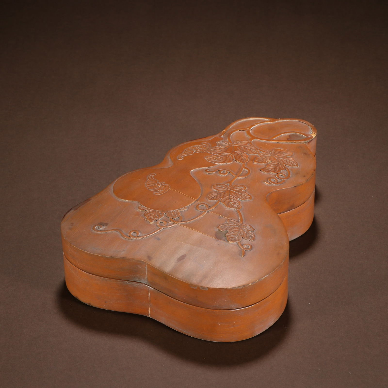 A wooden tire sticker yellow Fulu box from the Qing Dynasty: The wooden tire sticker of the Qing Dynasty Huang Fulu box SIZE:H:4cmW:13cmL:18cmW:242g (The Dimensions Of All Batches Are Manually Measured.If You Need More Detailed Information,