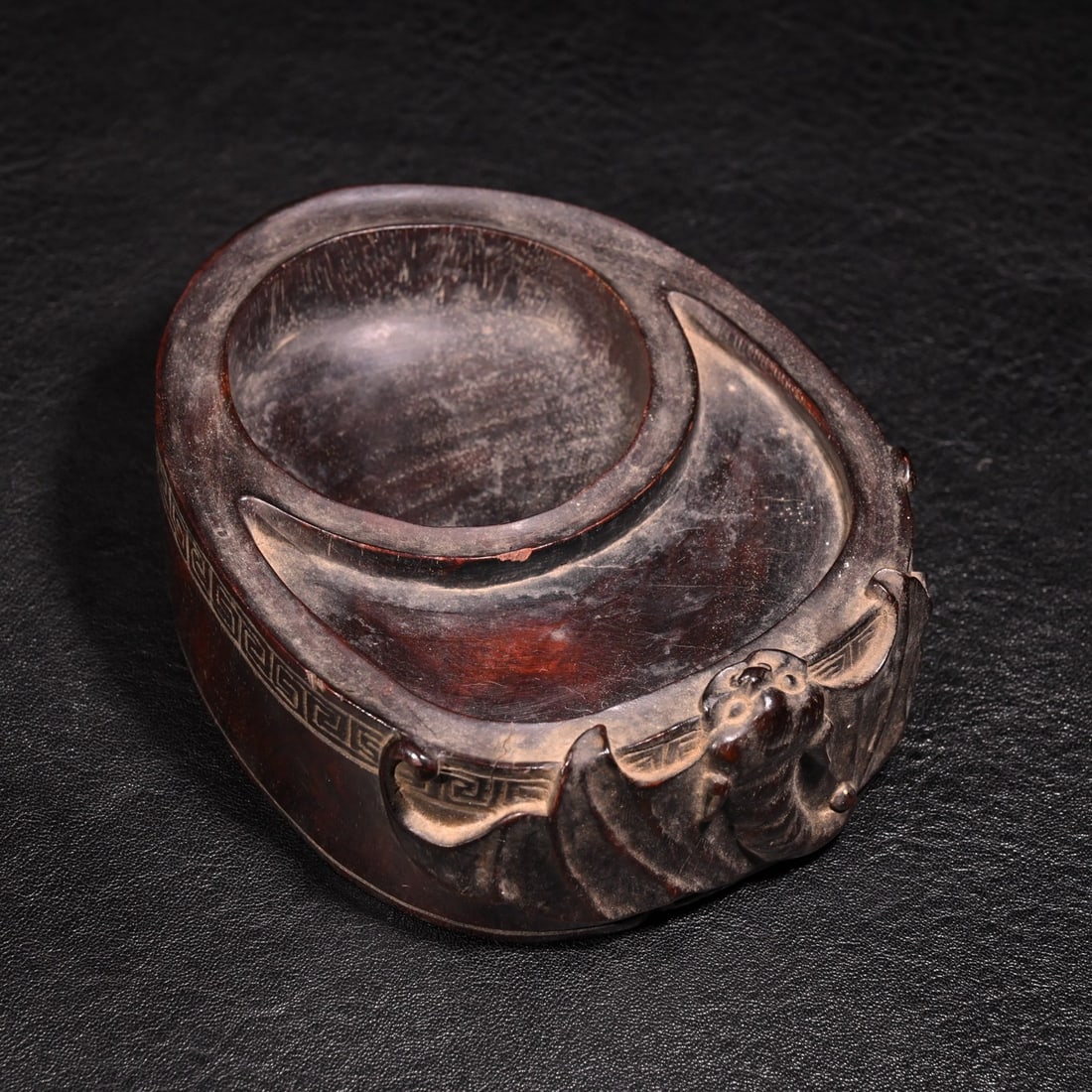 A beautiful rosewood bat pattern brush wash: Exquisite rosewood bat pattern brush wash Size:H:4.1cmW:11.5cmW:245g (The Dimensions Of All Batches Are Manually Measured.If You Need More Detailed Information, Please Contact Our Customer Service Bef