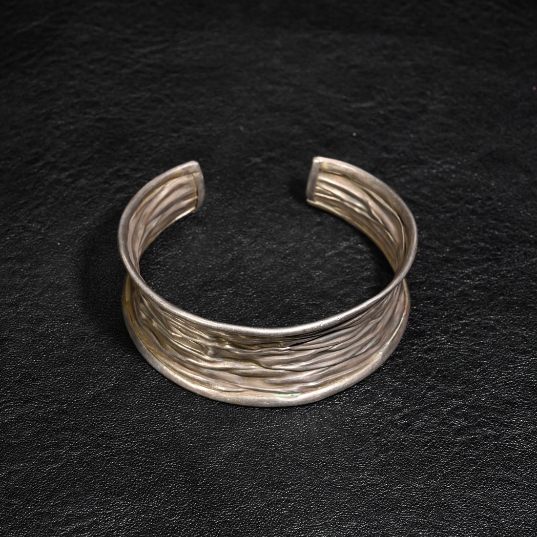 A beautiful old sterling silver water wavy bracelet: Exquisite old sterling silver water wavy bracelet Size:Circle:58mmW:24mmW:25g (The Dimensions Of All Batches Are Manually Measured.If You Need More Detailed Information, Please