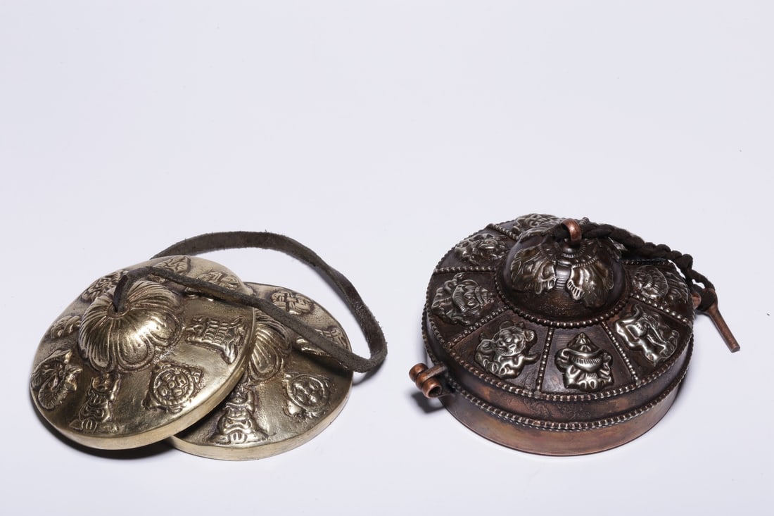 A brass eight-treasure pattern bell original box from the Republic of China period (1 of 7)