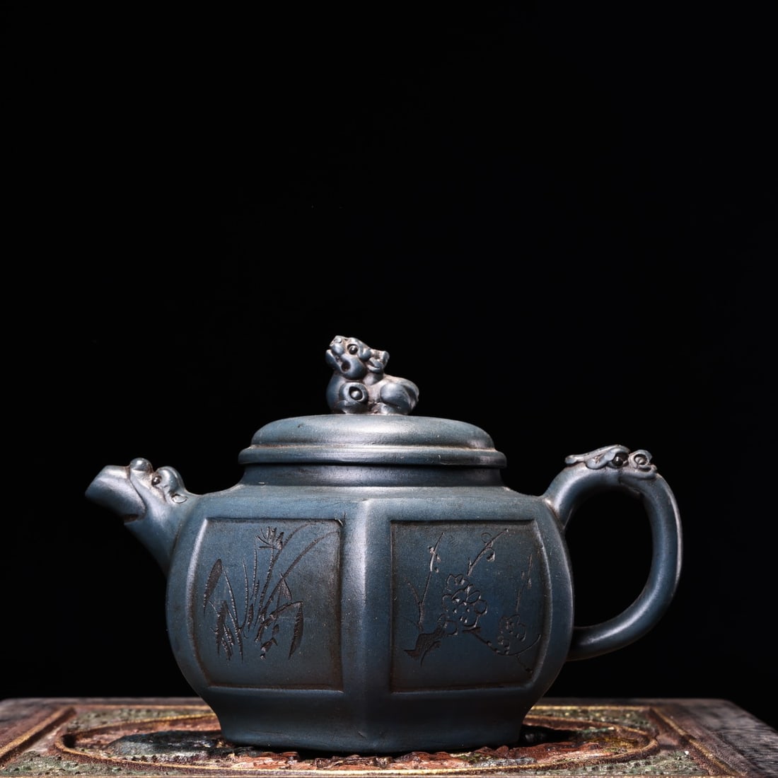 A purple sand old pot from the Republic of China period handmade purple clay pot by a famous master: The purple sand old pot master handmade purple clay pot during the Republic of China BoxSize:20X20X18cmKettleW:286gSize:14X8X9cm (The Dimensions Of All Batches Are Manually