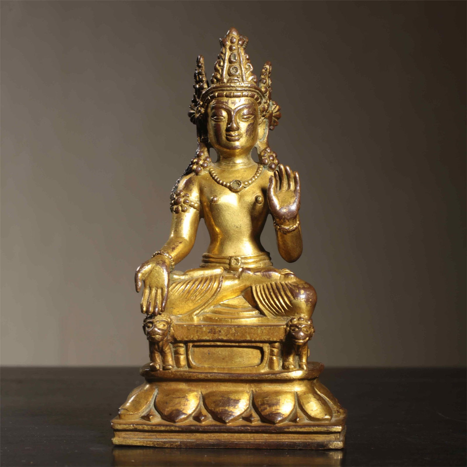 A bronze gilt seated statue of Guanyin from the Qing Dynasty: The bronze gilt seated statue of Guanyin in the Qing Dynasty Size:H:15cmW:8.5cmW:679g (The Dimensions Of All Batches Are Manually Measured.If You Need More Detailed Information,