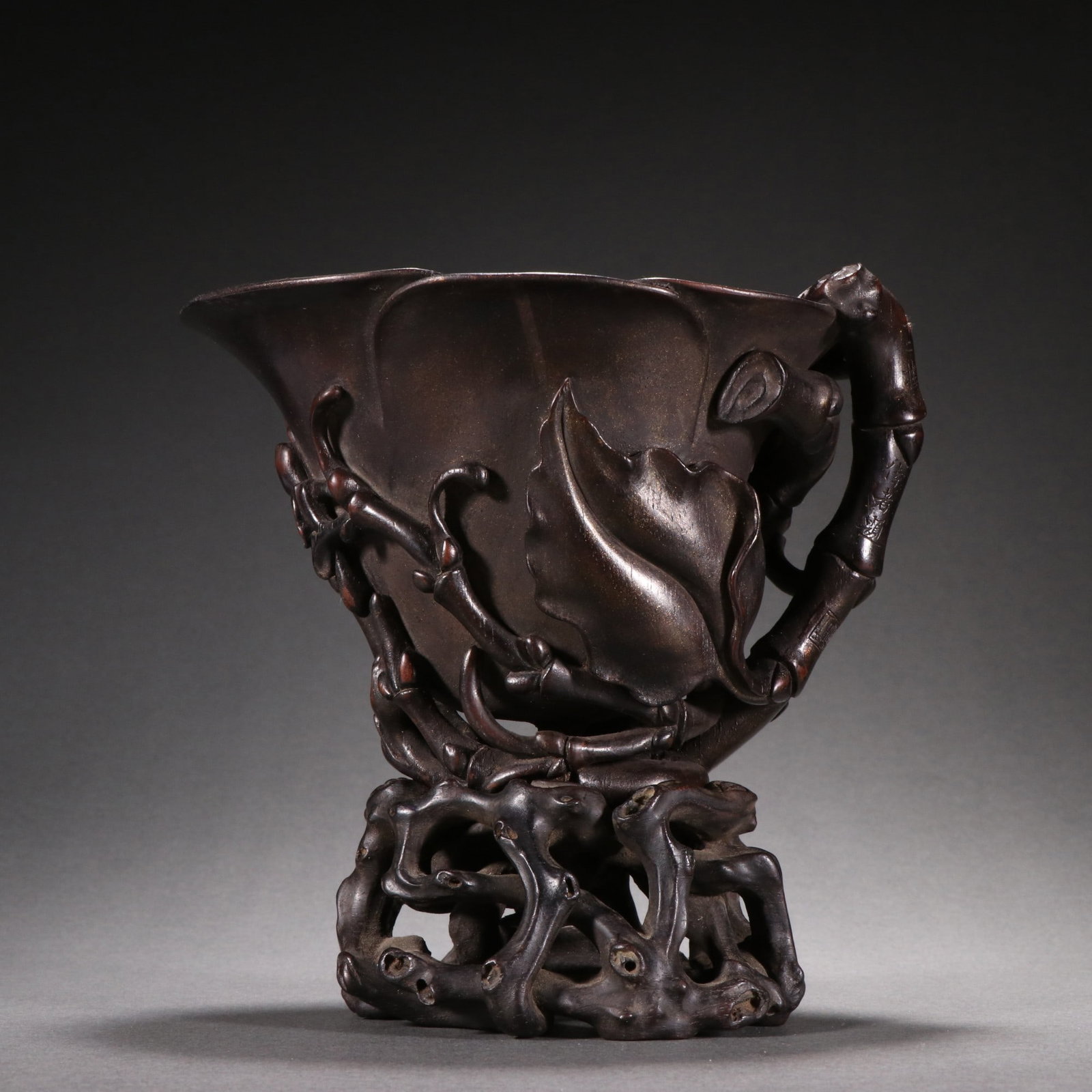 A Qing Dynasty rosewood floral pattern cup ornament: Qing Dynasty rosewood floral pattern cup ornament SIZE:H:15cmW:15.5cmW:368g (The Dimensions Of All Batches Are Manually Measured.If You Need More Detailed Information, Please Contact Our Customer Serv