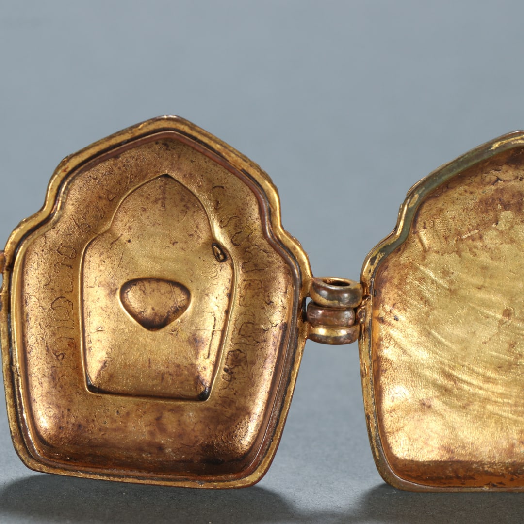 A beautifully gilt black box - 4