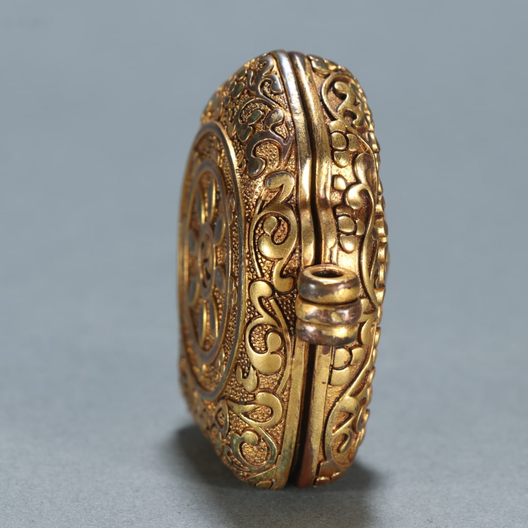 A beautifully gilt black box - 7