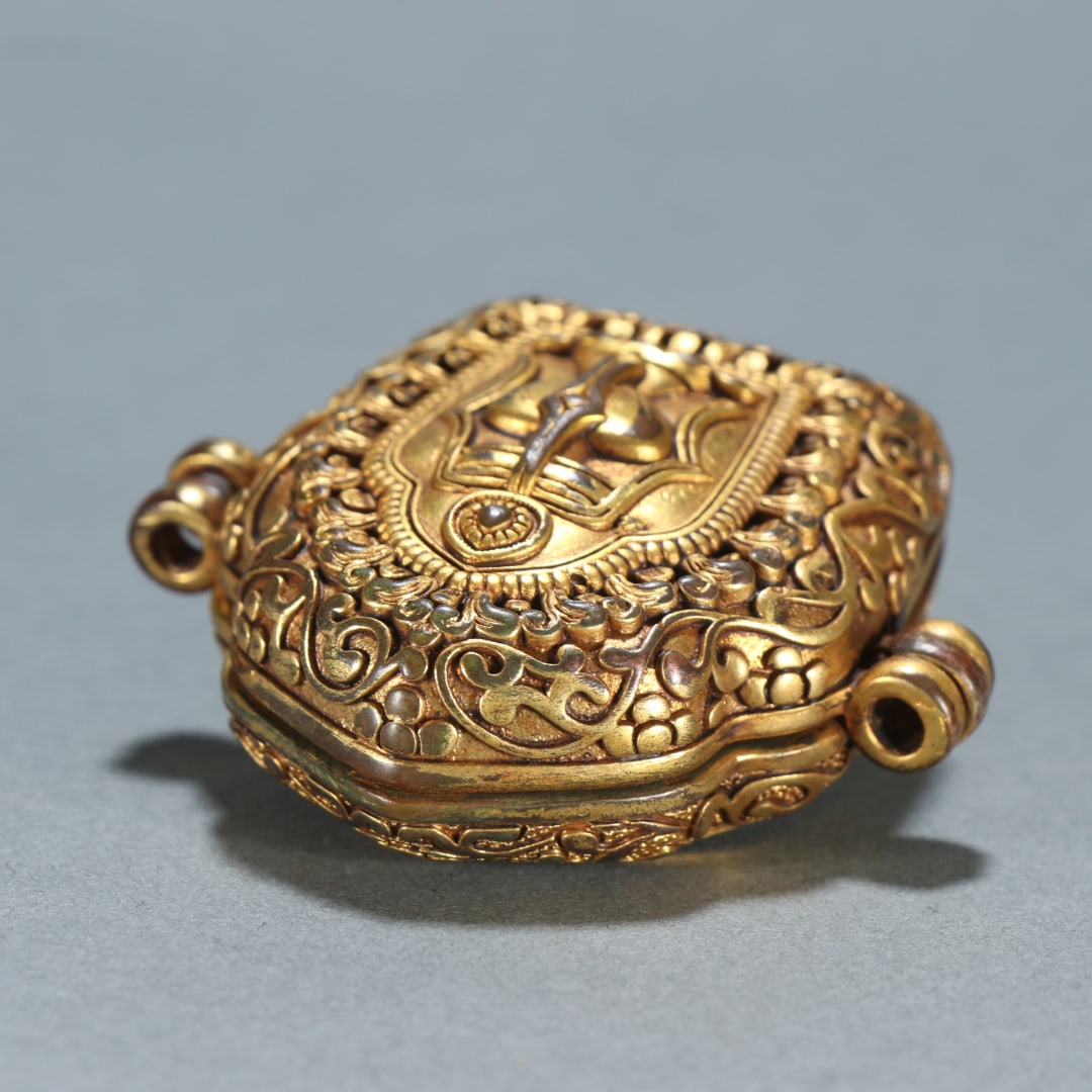 A beautifully gilt black box - 8