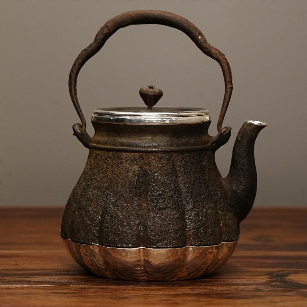 A fine Japanese silver pot: Exquisite Japanese silver pot Size:15×20cmW:1258g (The Dimensions Of All Batches Are Manually Measured.If You Need More Detailed Information, Please Contact Our Customer Service Before Bidding.)