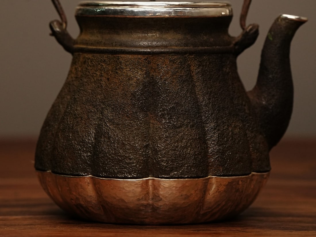 A fine Japanese silver pot - 2