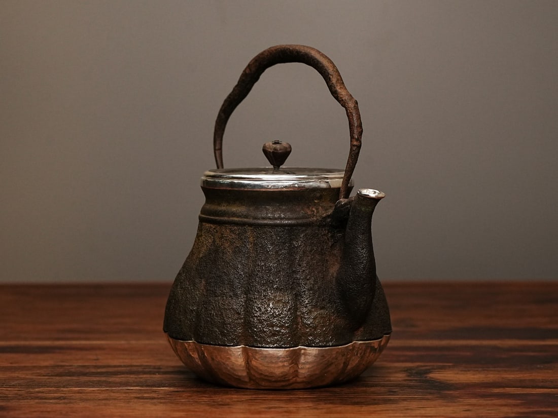 A fine Japanese silver pot - 3