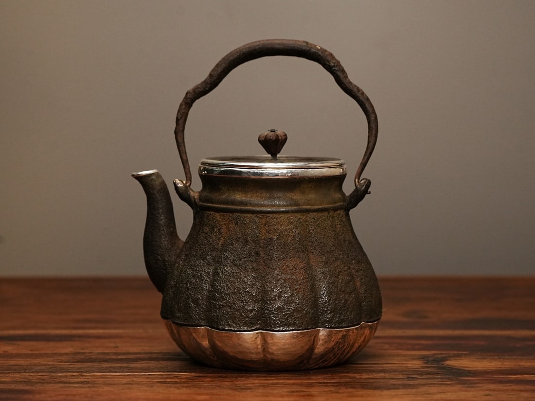 A fine Japanese silver pot - 4