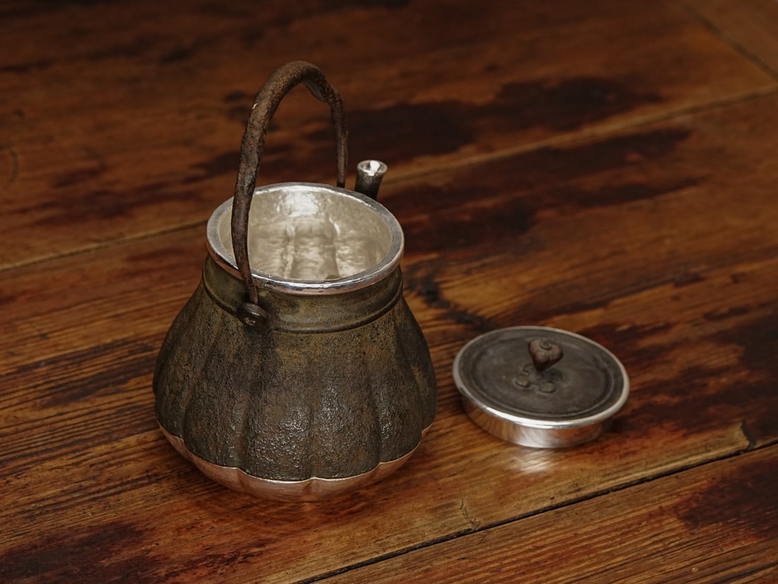 A fine Japanese silver pot - 8