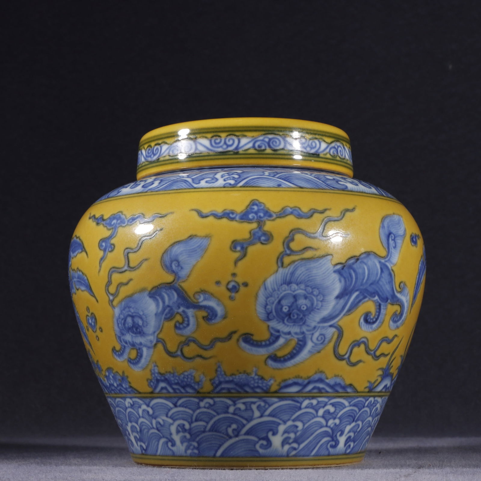 A yellow-glazed blue and white seawater auspicious beast pattern jar made in the Ming Dynasty (1 of 9)