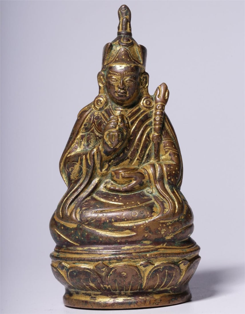 A bronze gilt lotus peanut seated statue of the Qing Dynasty: A seated statue of a copper-gilt golden lotus in the Qing Dynasty Size:H:10cmL:5cmW:4.2cmW:180g (The Dimensions Of All Batches Are Manually Measured.If You Need More Detailed