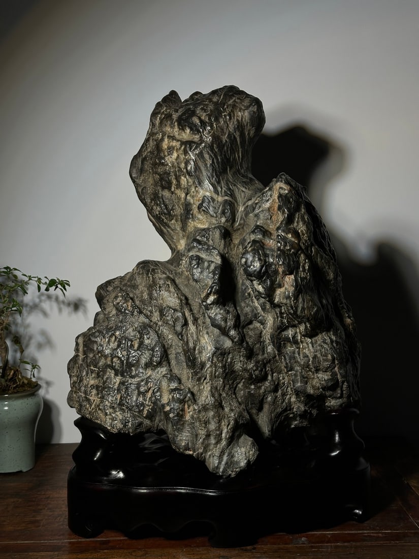 A beautiful Lingbi stone - 5