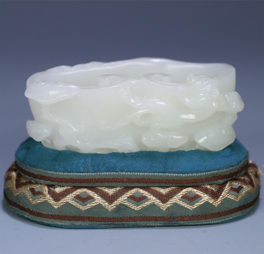 A Qing Dynasty study elegant instrument Tian Yu Lingzhi wash: Qing Dynasty study elegant ware and Tian Yu Lingzhi wash Size:8.8x4.9x3.5cmW:130.2g (The Dimensions Of All Batches Are Manually Measured.If You Need More Detailed Information,