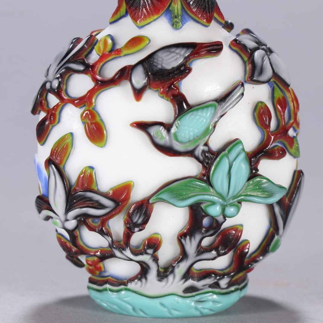 A beautiful glass snuff bottle - 2