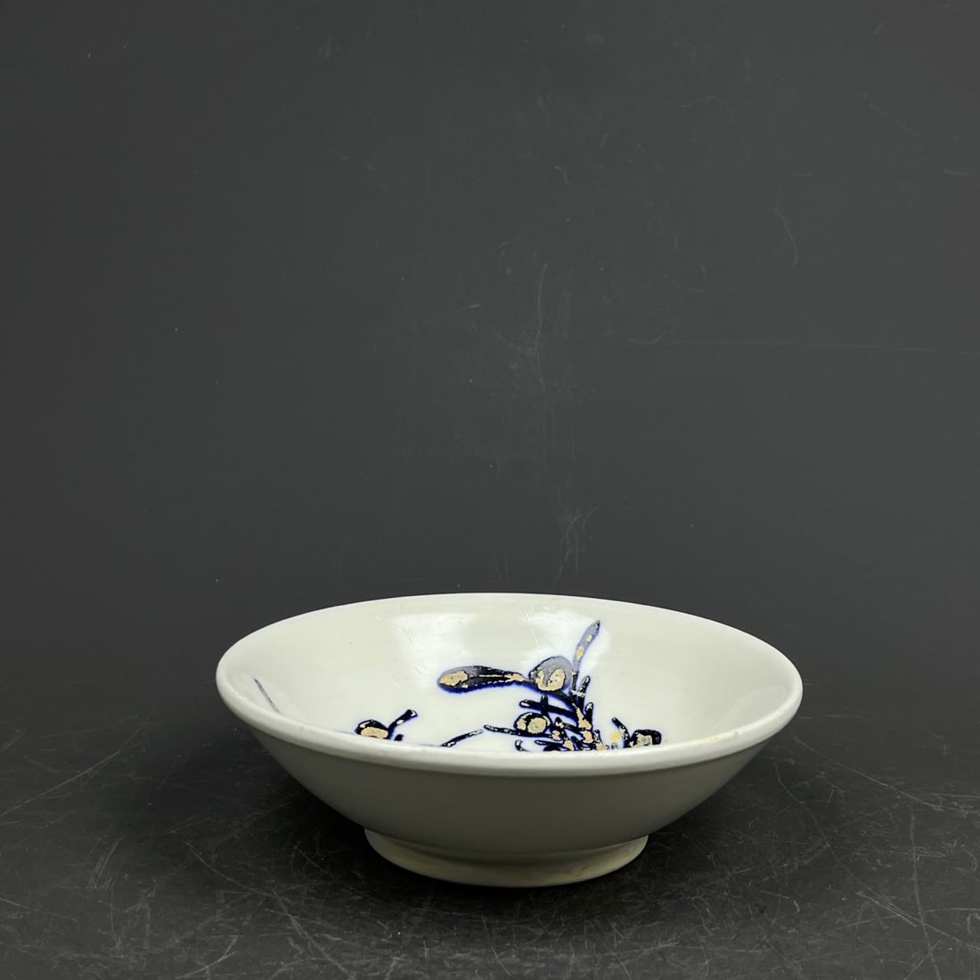 A blue flower flat bottom wash of the Xing kiln in the Tang Dynasty: The blue flower flat bottom wash of the Xing kiln in the Tang Dynasty Size:D:14cmH:5cm (The Dimensions Of All Batches Are Manually Measured.If You Need More Detailed Information,