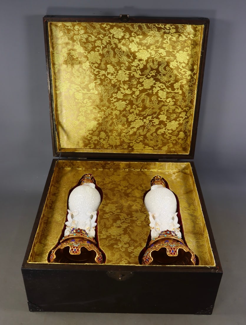 A Pair of Exquisite Gilt Bronze Inlaid White Jade Dragon and Phoenix Pattern Vase: A Pair of Exquisite Gilt Bronze Inlaid White Jade Dragon and Phoenix Pattern Vase Qing Dynasty, China Qianlong Four-character Mark Size:29cmx11cm Weight:1731g (The Dimensions Of All Batches Are