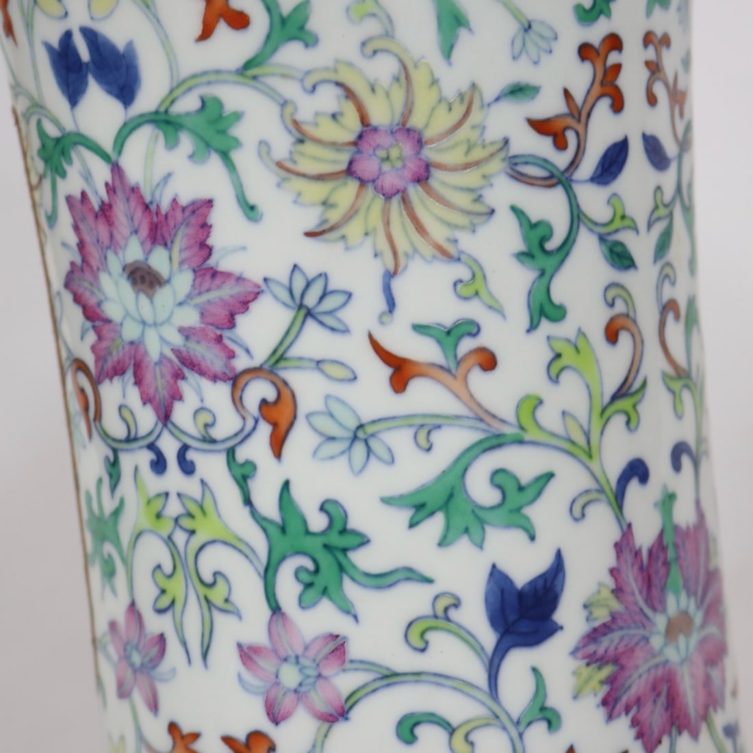 An Exquisite Doucai Lotus Pattern Vase - 6