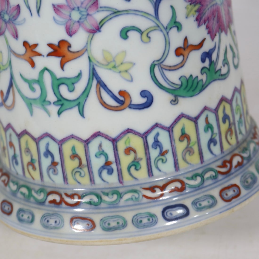 An Exquisite Doucai Lotus Pattern Vase - 7