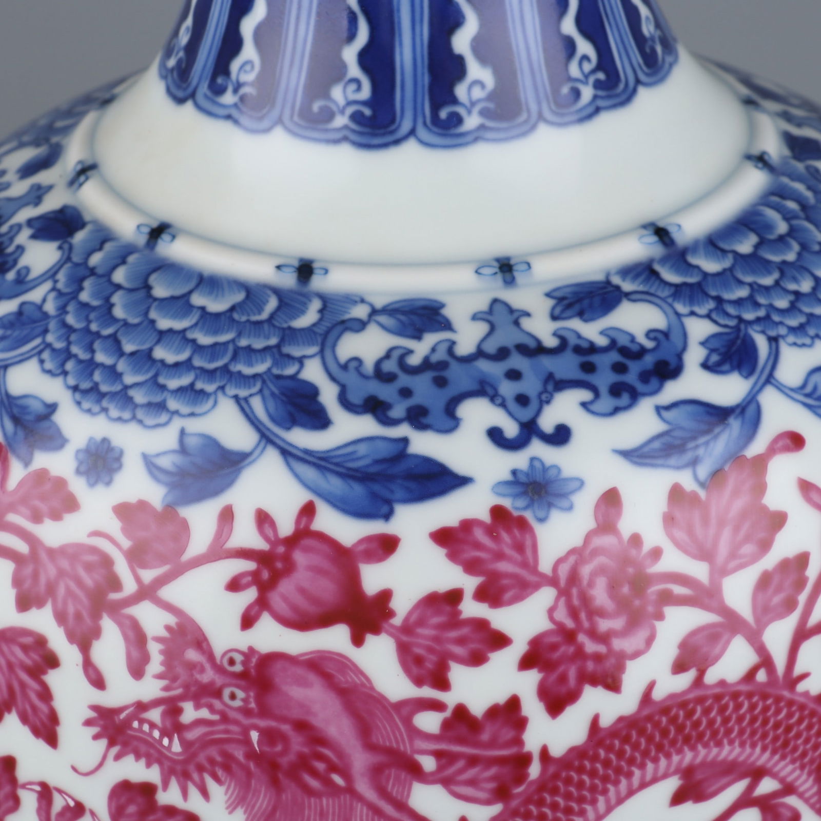 An Exquisite Blue and White Ruby Red-Glazed Dragon and Phoenix Pattern Lotus Pattern Vase - 6