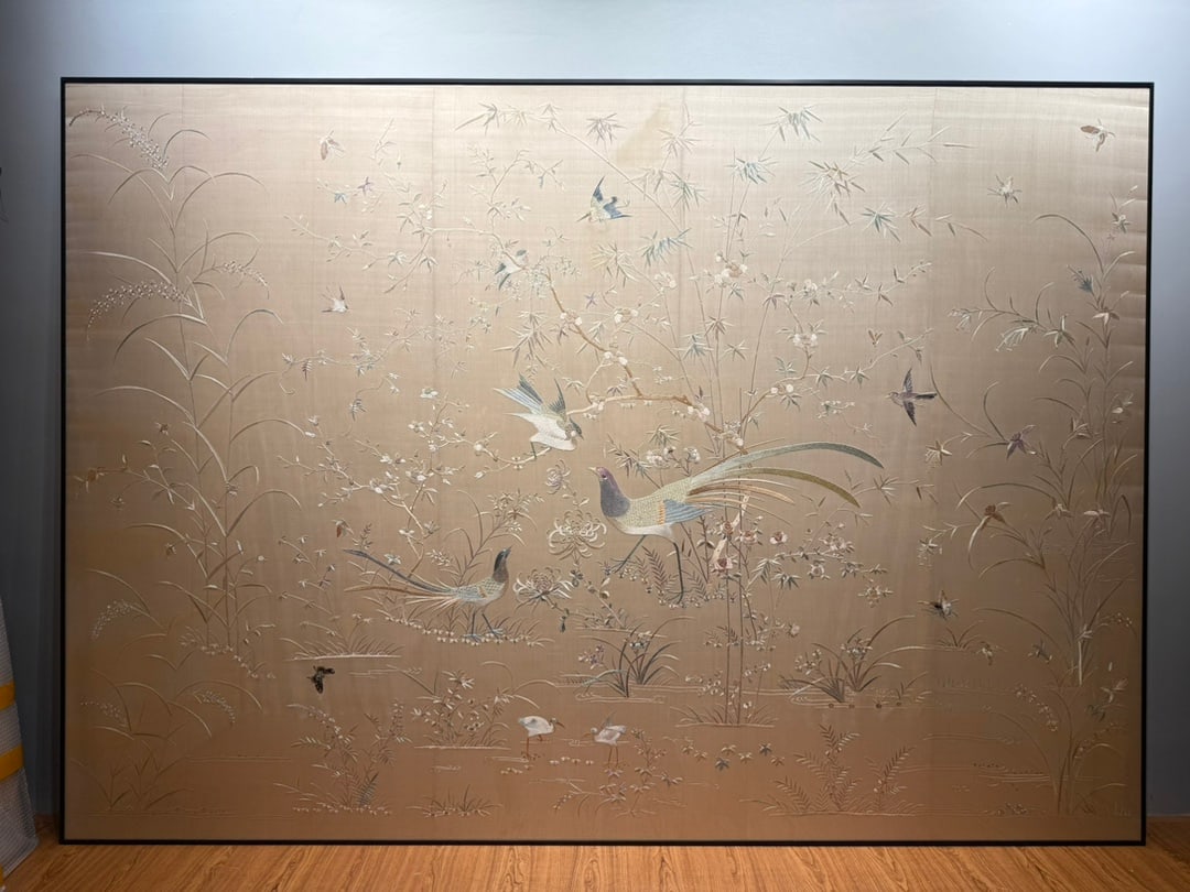 An Exquisite Kesi Flower and Bird Pattern Ornament (1 of 9)