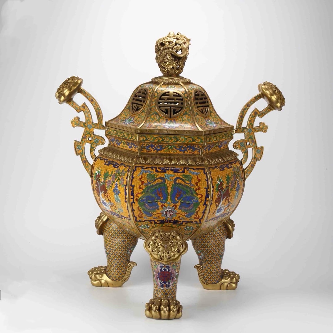 An Exquisite Cloisonne Lotus Pattern Auspicious Beast Pattern Bats and Peach Pattern Double-Ears and: An Exquisite Cloisonne Lotus Pattern Auspicious Beast Pattern Bats and Peach Pattern Double-Ears and Tripod Censer Qing Dynasty, China Qianlong Four-character Mark Size:61cmx50cm Weight:25kg (The