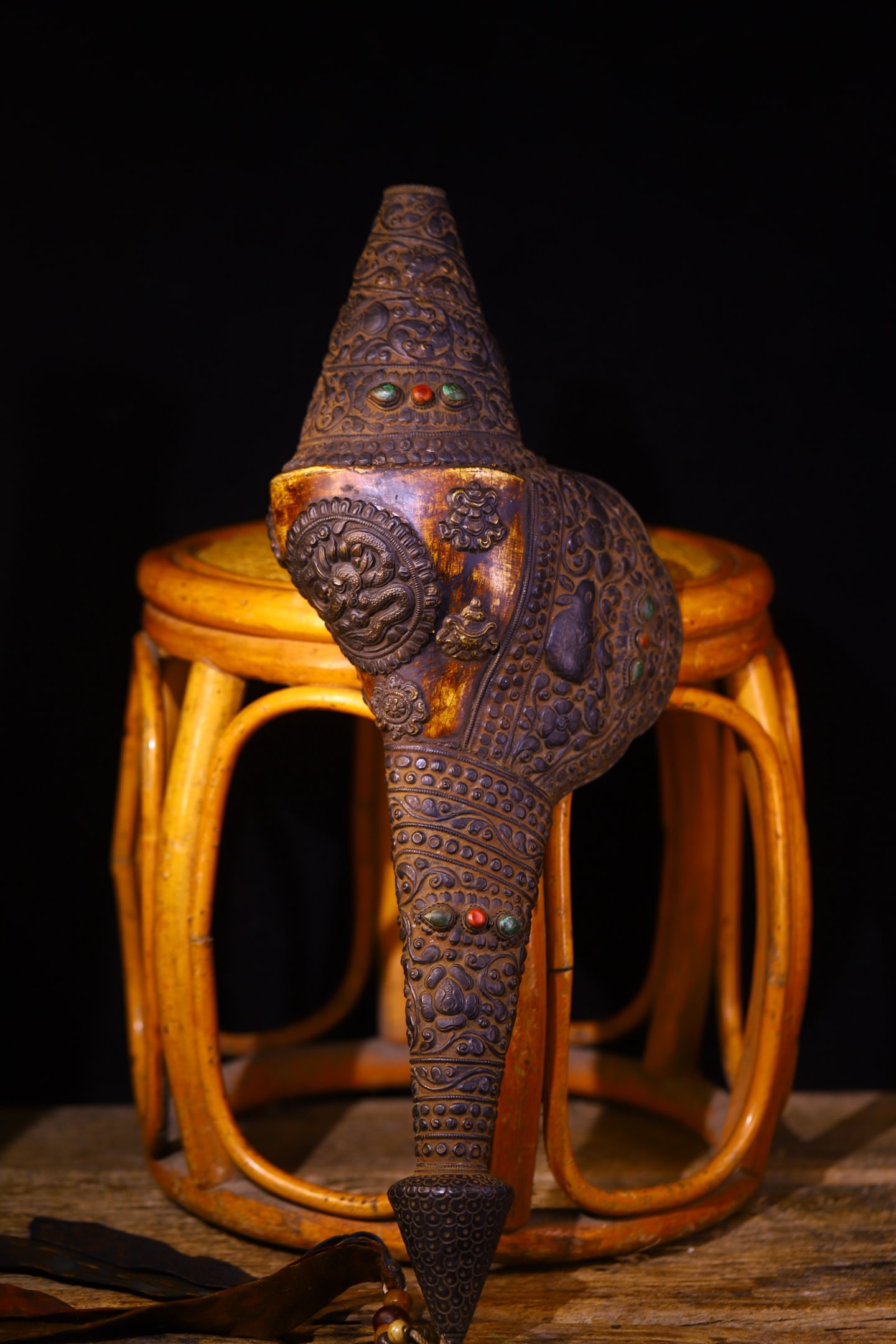 An Exquisite Iron Inlaid Gems Ornament: An Exquisite Iron Inlaid Gems Ornament Qing Dynasty, China Size:50cmx19cm Weight:1850g (The Dimensions Of All Batches Are Manually Measured.If You Need More Detailed Information, Please Contact Our