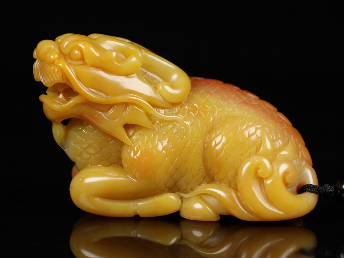 An Exquisite Shoushan Stone Auspicious Beast Hand Piece: An Exquisite Shoushan Stone Auspicious Beast Hand Piece Qing Dynasty, China Size:8cmx5cmx3.5cm Weight:169.3g (The Dimensions Of All Batches Are Manually Measured.If You Need More Detailed