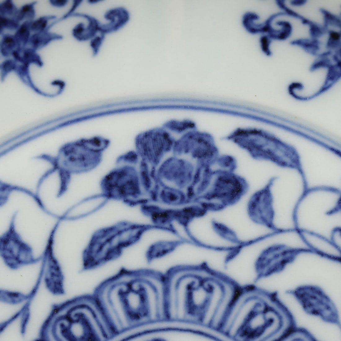 An Exquisite Blue and White Lotus Pattern Plate - 5