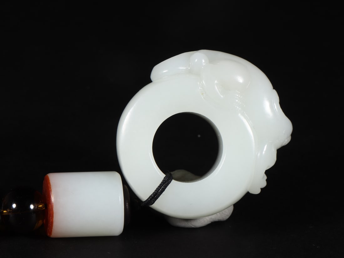 An Exquisite White Jade Ring - 7