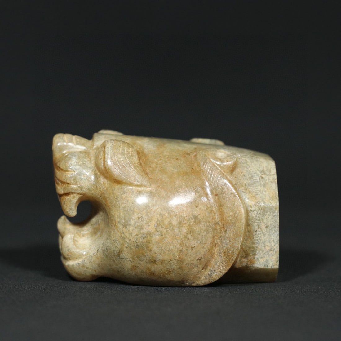 An Exquisite White Jade Ornament (1 of 9)