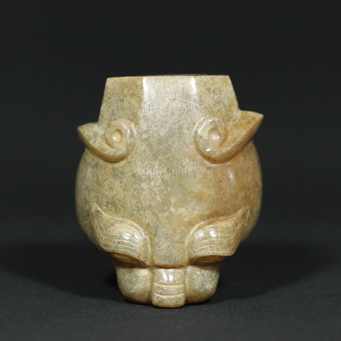 An Exquisite White Jade Ornament - 3