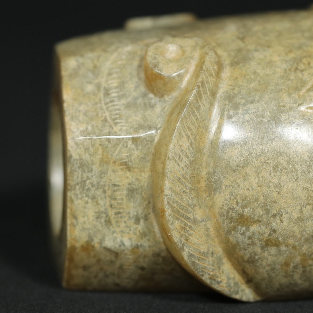 An Exquisite White Jade Ornament - 9