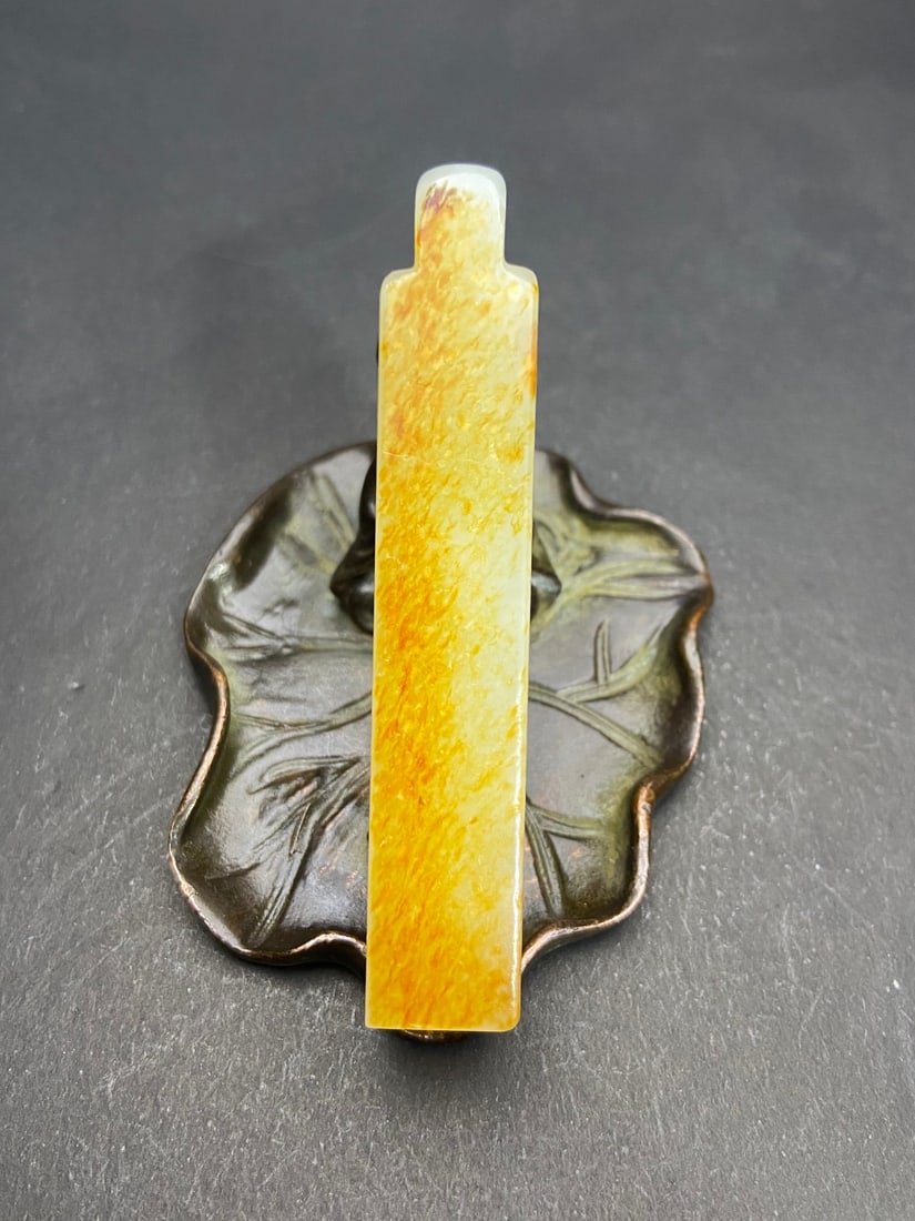 An Exquisite White Jade Ornament: An Exquisite White Jade Ornament Ming Dynasty, China Size:78.2mmx14mmx13.8mm Weight:28g (The Dimensions Of All Batches Are Manually Measured.If You Need More Detailed Information, Please Contact