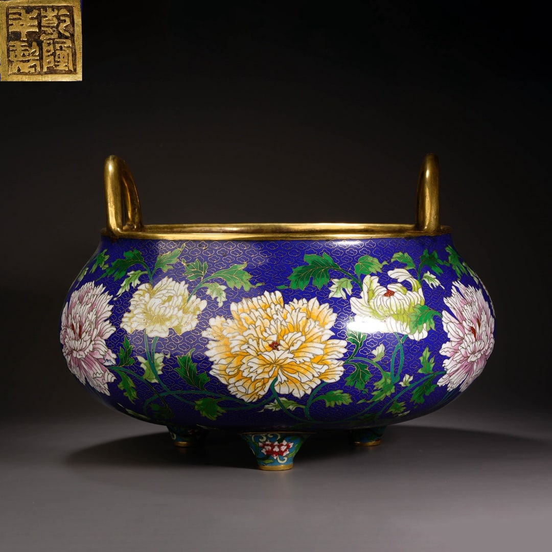 An Exquisite Cloisonne Flower Pattern Double-Ears and Tripod Censer: An Exquisite Cloisonne Flower Pattern Double-Ears and Tripod Censer Qing Dynasty, China Qianlong Four-character Mark Size:24cmx24cm Weight:7.5kg (The Dimensions Of All Batches Are Manually
