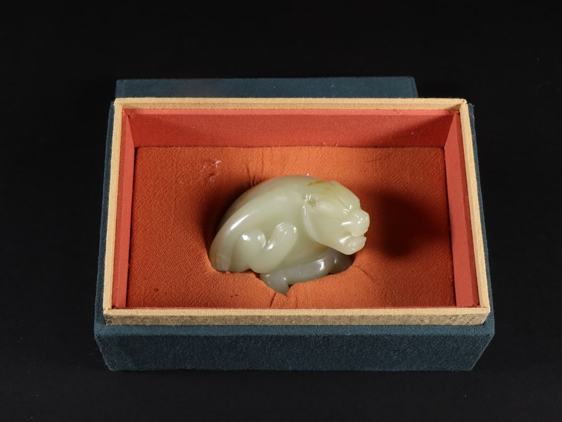 An Exquisite White Jade Bear Ornament: An Exquisite White Jade Bear Ornament Han Dynasty, China Size:6.1cmx4.3cmx4.2cm Weight:147g (The Dimensions Of All Batches Are Manually Measured.If You Need More Detailed Information, Please