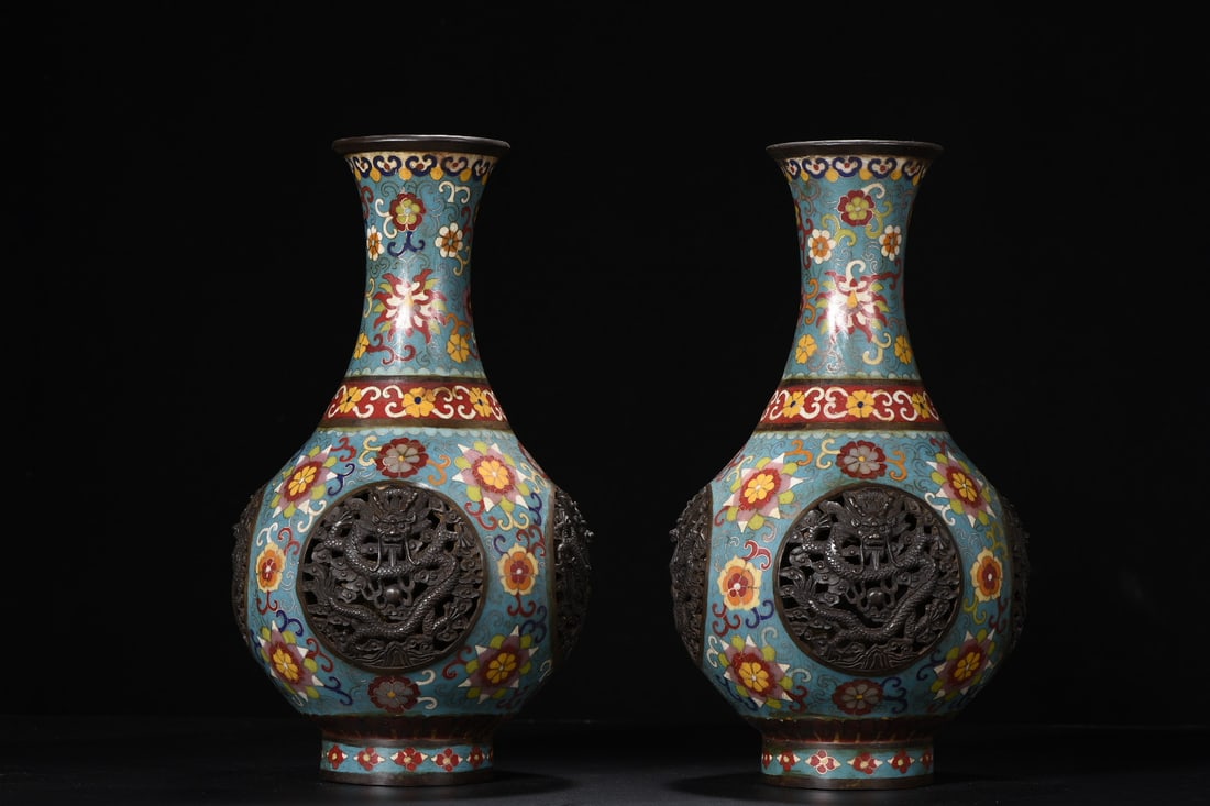 A Pair of Exquisite Cloisonne Lotus Pattern Dragon Pattern Vase: A Pair of Exquisite Cloisonne Lotus Pattern Dragon Pattern Vase Qing Dynasty, China Qianlong Four-character Mark Size:34cmx18cm Weight:6210g (The Dimensions Of All Batches Are Manually Measured.If