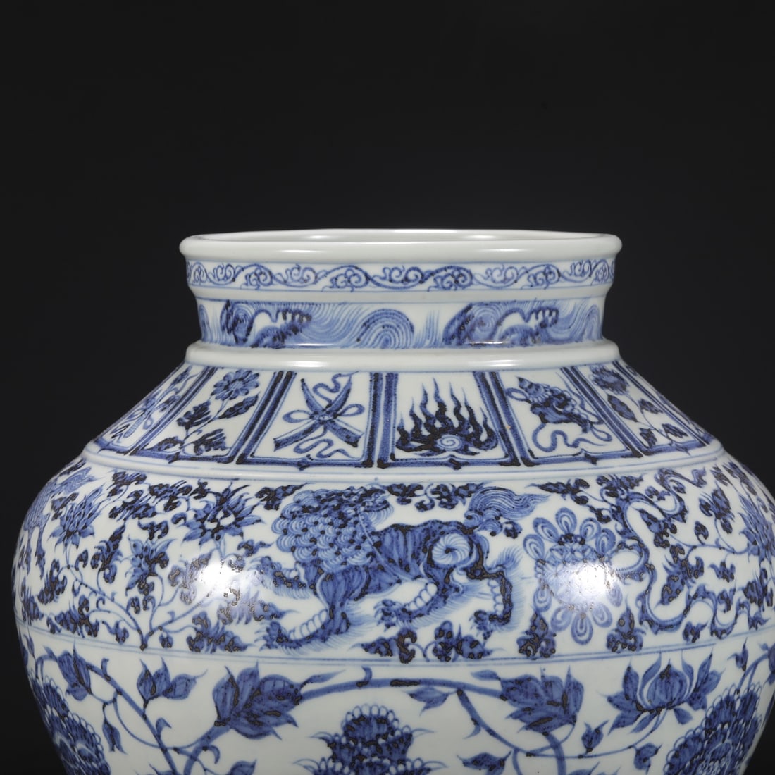 An Exquisite Blue and White Lotus Pattern Lion Pattern Jar - 3