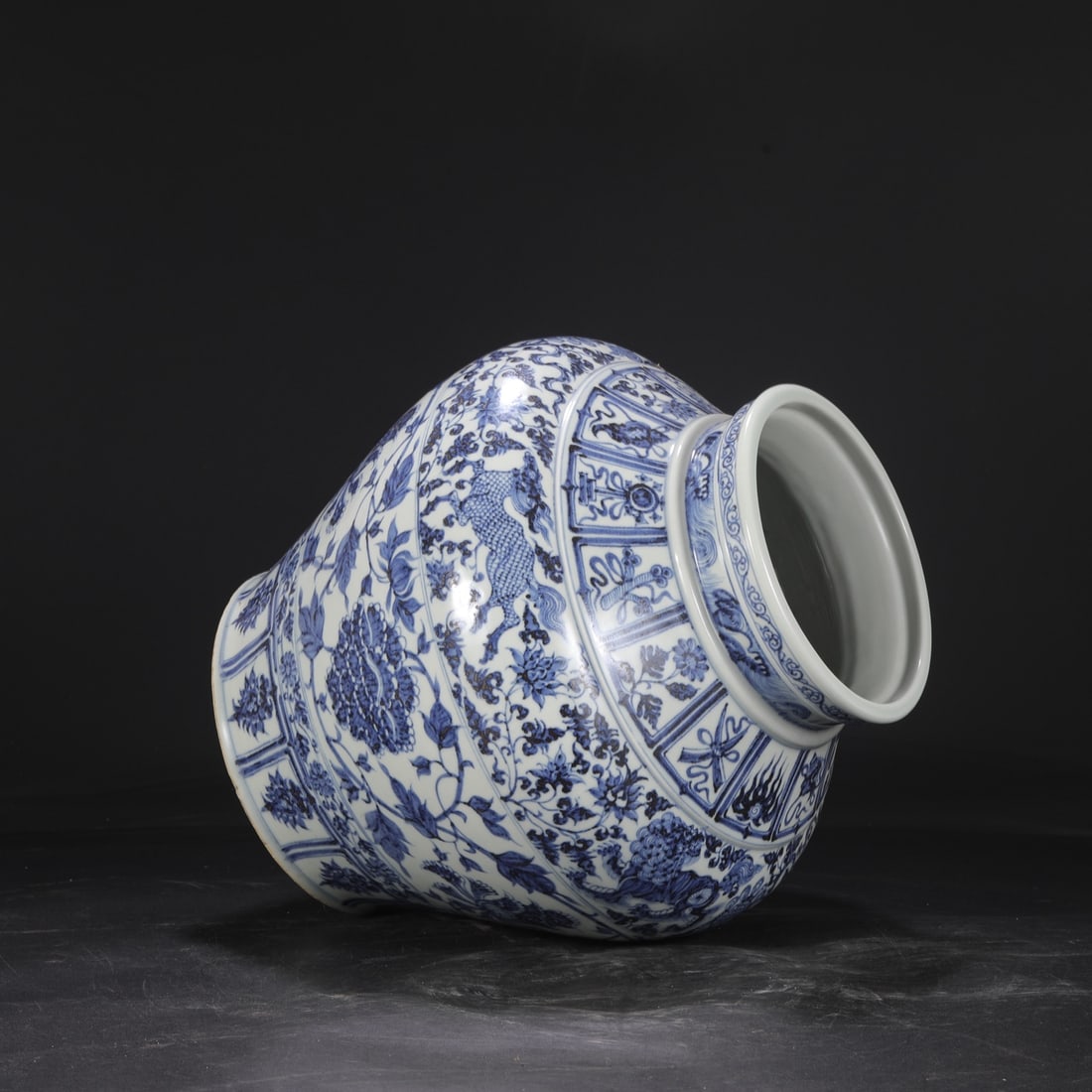 An Exquisite Blue and White Lotus Pattern Lion Pattern Jar - 6