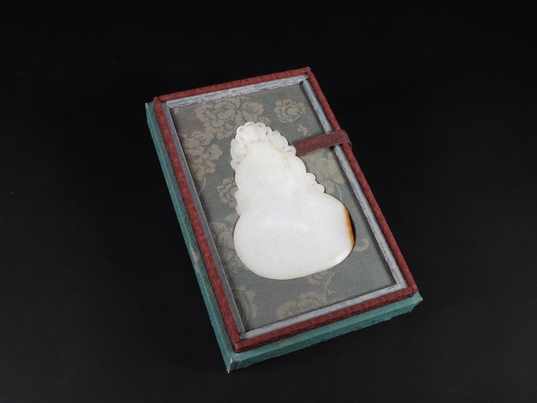 An Exquisite White Jade Landscape and Figure Pattern Gourd-Shaped Brand: An Exquisite White Jade Landscape and Figure Pattern Gourd-Shaped Brand Qing Dynasty, China Size:12.3cmx8.3cmx1cm Weight:182g (The Dimensions Of All Batches Are Manually Measured.If You Need More